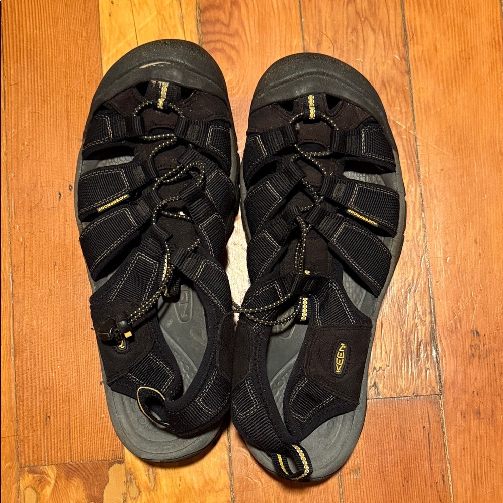 KEEN mountain slippers